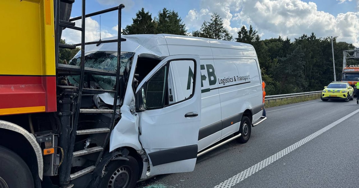Zwaargewonde na ongeluk op A50, fikse file tussen Arnhem en Apeldoorn.