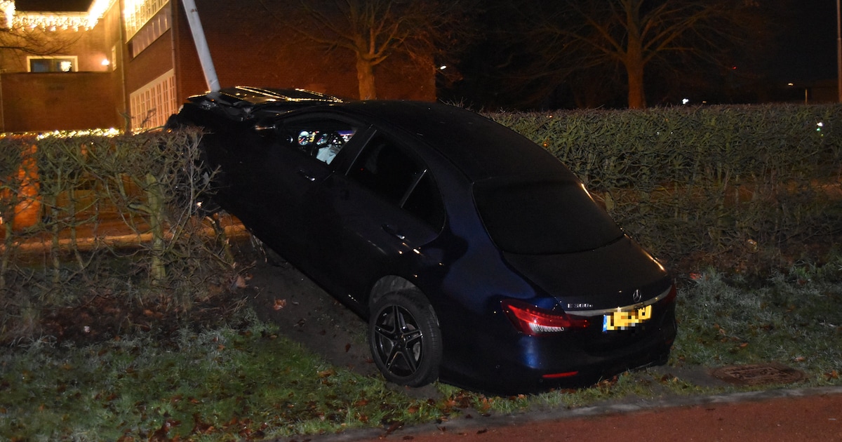 Automobilist rijdt tegen paal aan in Zaltbommel en neemt daarna de benen