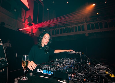 Techno-dj Amelie Lens roept mannen op om hun verantwoordelijkheid te nemen: ‘Stop met het beschermen van je vrienden’