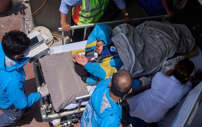 Bergbeklimmer keert kruipend terug naar  basiskamp, zes dagen na vermissing op Mount Everest