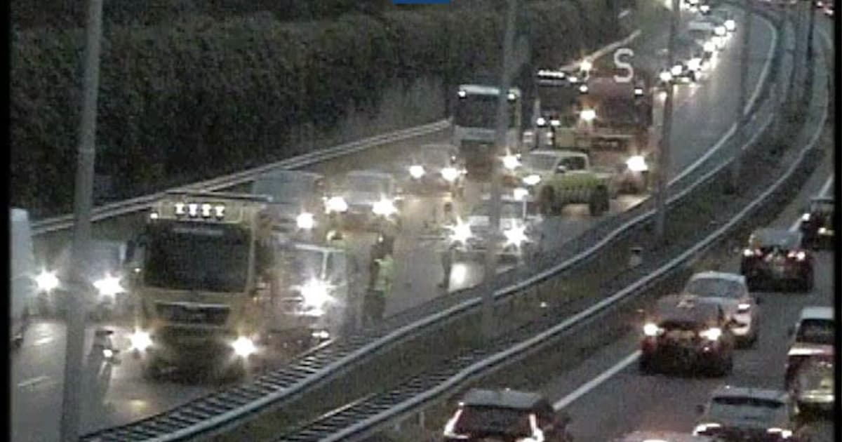 Drukke ochtendspits: ongeluk op de A12 en flinke file door kapotte vrachtwagen.