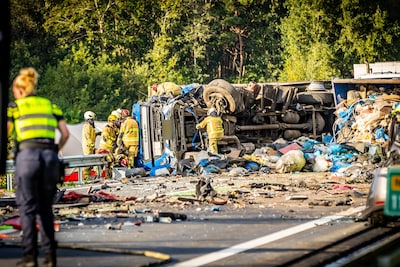 Twee vrachtwagenchauffeurs overleden bij ernstig ongeval op N48 in Drenthe, weg tot woensdagochtend dicht