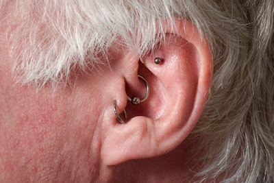 Piercingspray teruggeroepen, mensen kregen klachten door bacterie