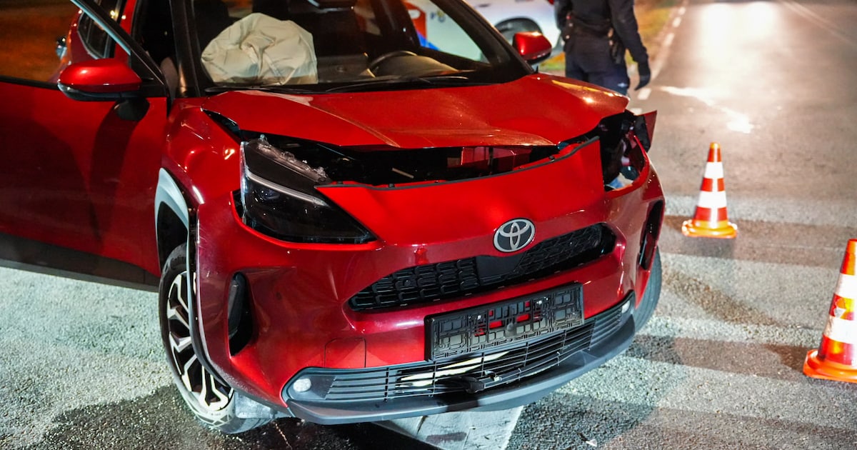 Botsing tussen twee auto's op kruising in Arnhem