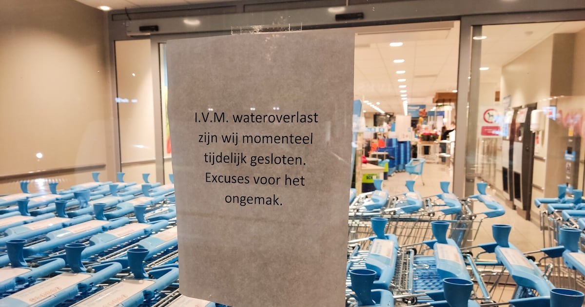 Wateroverlast bij Albert Heijn in Breda, supermarkt dicht