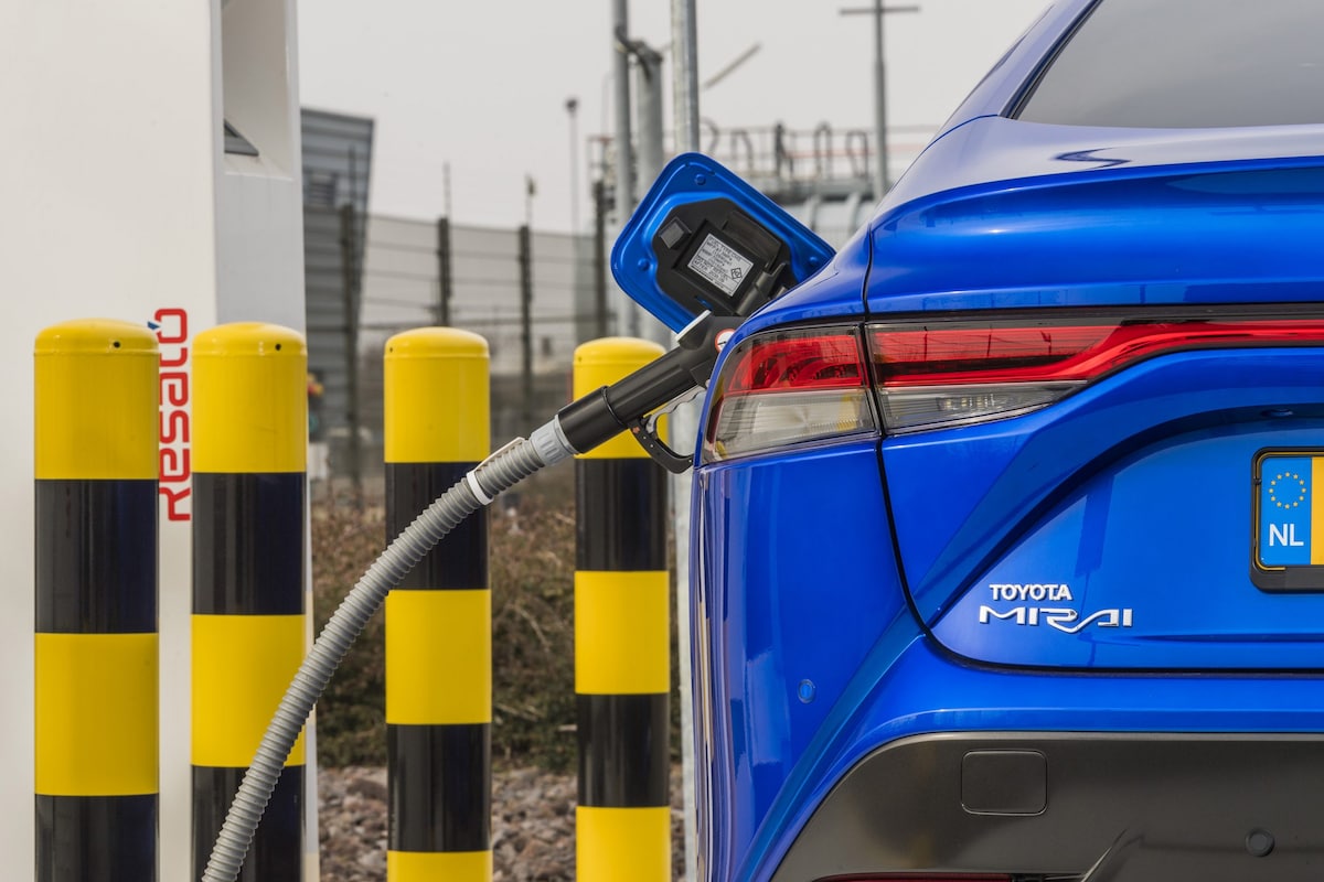 De Toyota Mirai rijdt op waterstof, maar werd in Nederland nooit een succes.