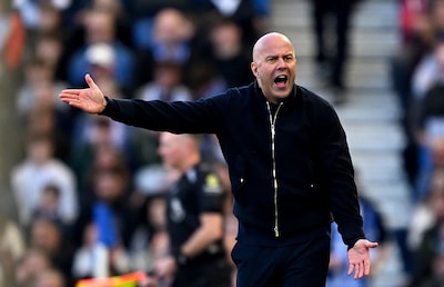 Druk op Arne Slot neemt toe na ‘gigantische stap achteruit’ voor Liverpool: ‘Volledig overklast’