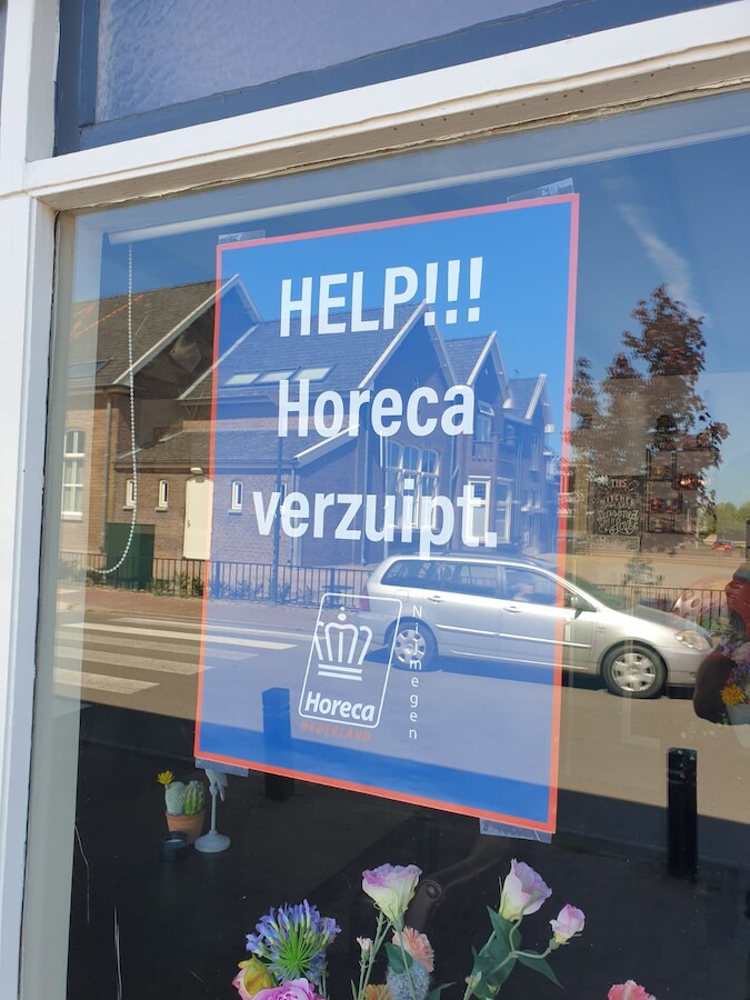 De hele stad Nijmegen hangt vol met de spandoeken.
