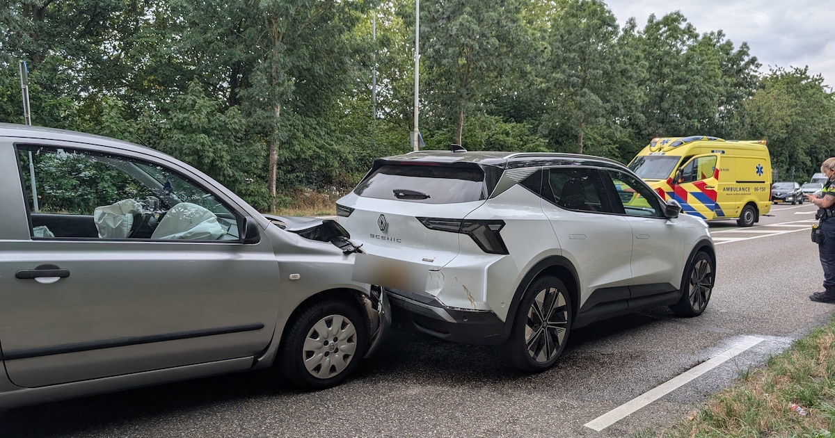 Twee auto's botsen op elkaar bij verkeerslichten in Doetinchem