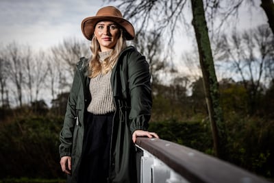 Haar moeder doodde haar vader en zichzelf: hoe Nina een nieuw leven in een ander land opbouwde