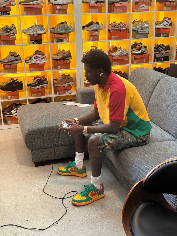 Wereldberoemde rapper stond opeens in sneakerzaak van Lucas: ‘Hij ging ...