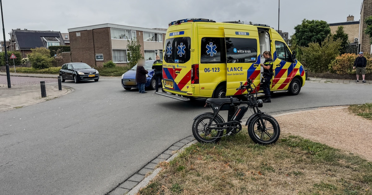 Fietser gewond na botsing met auto in Apeldoorn