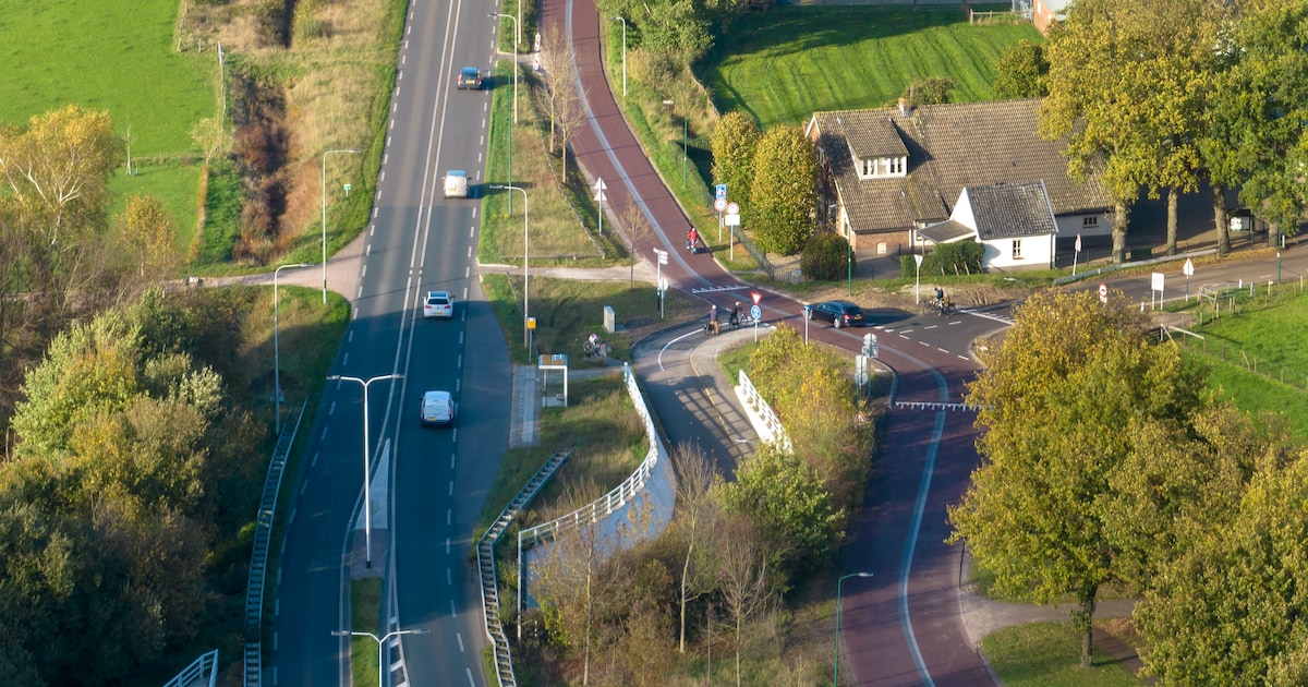 Nog wat veel auto’s over nieuwe fietsstraat bij Achterberg