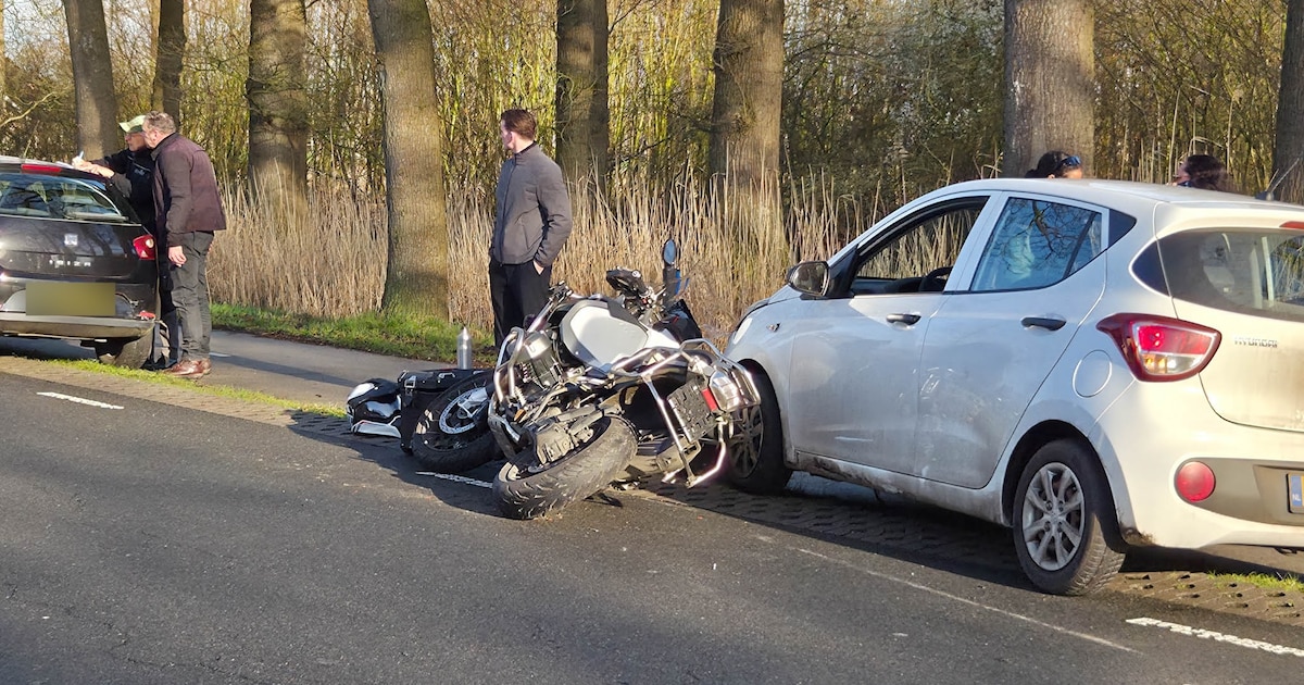 Motorrijder aangereden door auto op Hessenweg in Stoutenburg