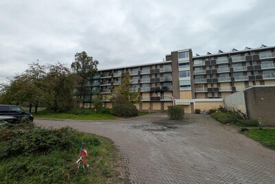Gemeente zet beveiligers 24/7 op Paasbergflat en eigenaar mag het zelf gaan betalen