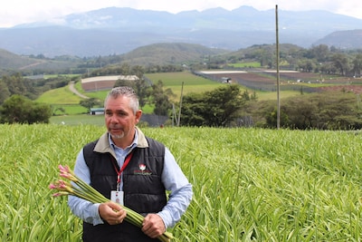 Geboren en getogen Berghemnaar Fedor Broers is een geslaagd bloementeler: ‘Voor de bloemen naar Ecua