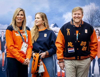 Koning steelt de show met onverwachte schoenen: wat zijn dit voor 'oude' sneakers?