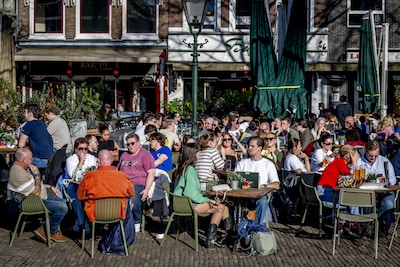 Forse stijging van prijzen in horeca lijkt voorbij, maar biertje op terras mogelijk toch ‘een of enkele dubbeltjes’ duurder