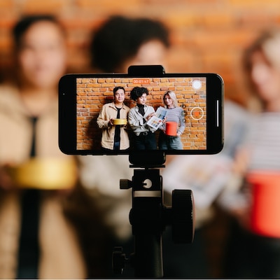 Beuningse vrijwilligers leren filmen met hun telefoon
