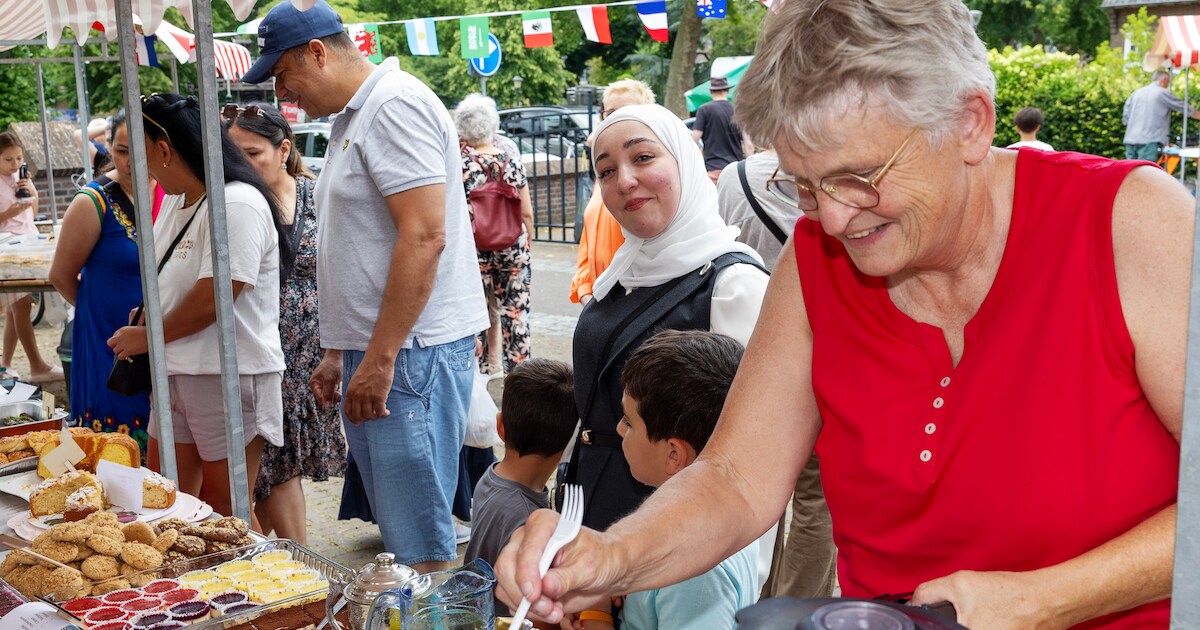Samen proeven op het kerkplein: foodmarkt in Nuenen brengt inwoners en statushouders samen
