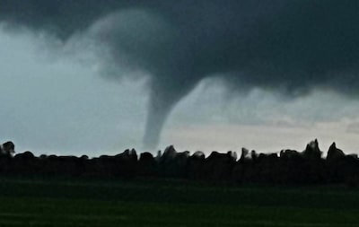 Tornado scheert over Friesland, voorbijganger weet foto te maken