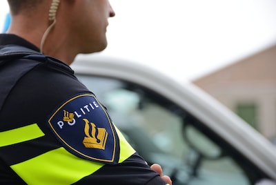 Politie vindt wapens, drugs en explosieven: één verdachte opgepakt