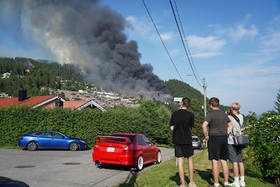 ‘Het is een ramp’: enorme brand in Noorse stad Krokstadelva heeft al ruim 100 huizen verwoest, rook tot in Oslo te zien