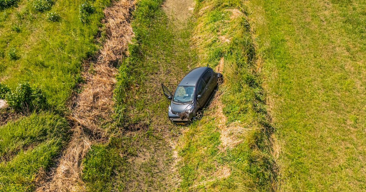 Auto rijdt raakt van de weg op de A12 bij Zevenaar, rijstrook dicht