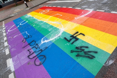 Schoonmaken beklad regenboogpad kost minstens 1.500 euro en daar blijft het niet bij: ‘Inzet is volledig herstel’