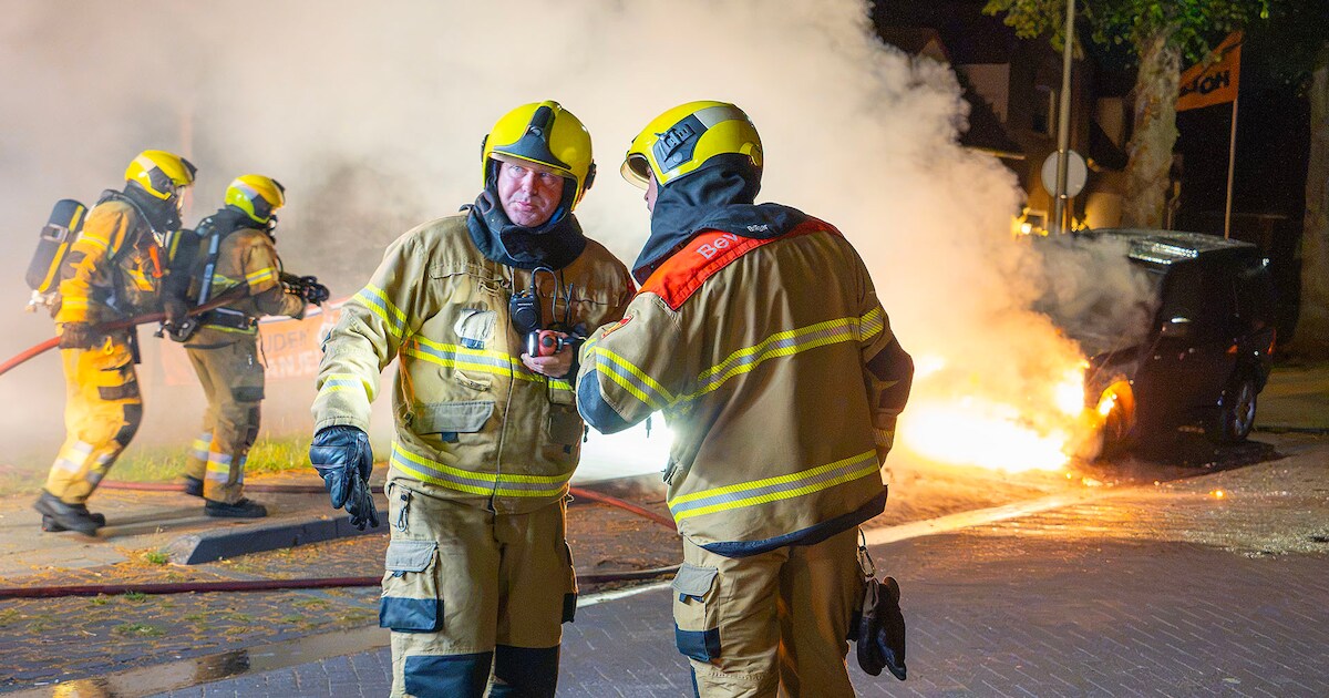 Terreinwagen uitgebrand in Berghem, Land Rover niet meer te redden
