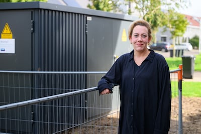 Pál naast huis van Sabine en midden in speeltuintje staat opeens dit transformatorhuisje: ‘Zonder en
