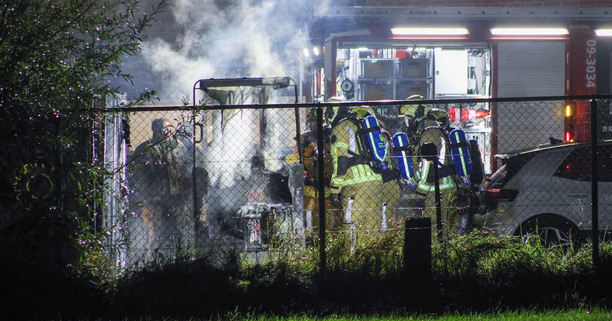 Heftruck volledig uitgebrand bij verhuurbedrijf in Renswoude