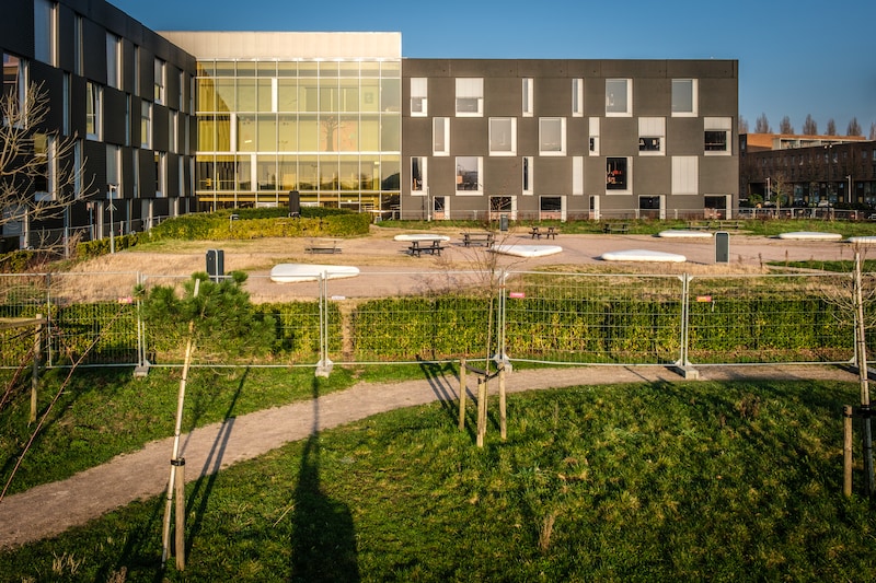 Hekken rond warmtebuffers bij Leidsche Rijn College na verzakkingen ...