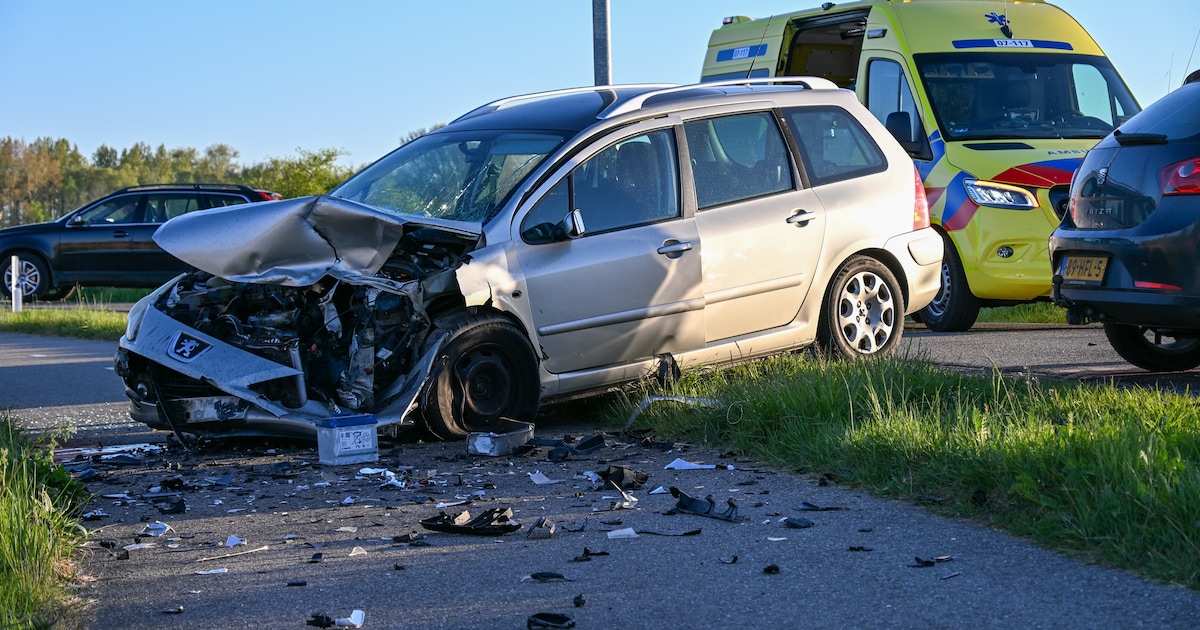 Auto’s total loss na frontale botsing: twee inzittenden naar ziekenhuis