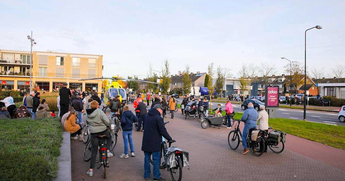 Traumahelikopter landt op plein winkelcentrum Anklaar