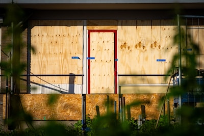 Mysterieuze dood van Rotterdammer (59) houdt flat in de greep: ‘Zijn kluis stond open’