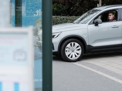 Henk (84) blokkeert elke keer fietspad als hij wegrijdt, omdat gemeente reclamebord niet verplaatst: