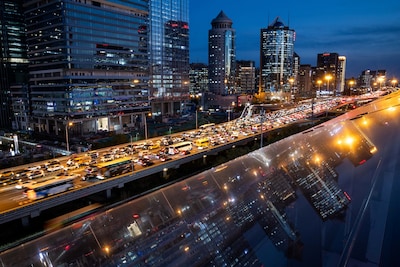 Chinezen vestigen wereldrecord rond Peking: 2,4 kilometer asfalt uitgerold in zes uur tijd