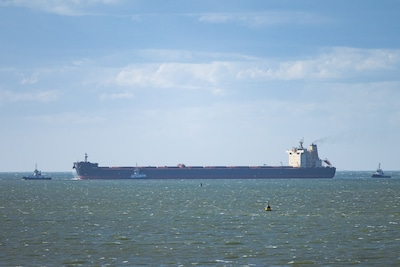 Er mogen weer tankers door de Straat van Hormuz: ‘Dit is het terugkrabbelen van Trump waar de markten op hoopten’