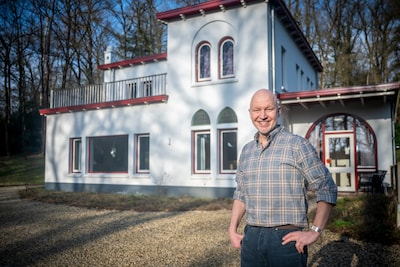 Heel Nederland kent de stem van deze man, maar niemand zijn gezicht: ‘Dit huis heb ik toch maar mooi bij elkaar geluld’