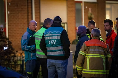 Bewoners halsoverkop naar café gestuurd na inval vanwege explosiegevaar: ‘Mocht nog net even naar de