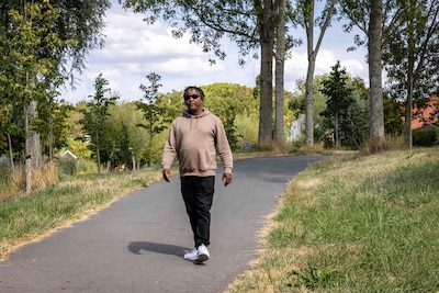 Simon (42) verloor alles en sliep op een oude vuilnisberg, tot zijn dochter naar hem zocht