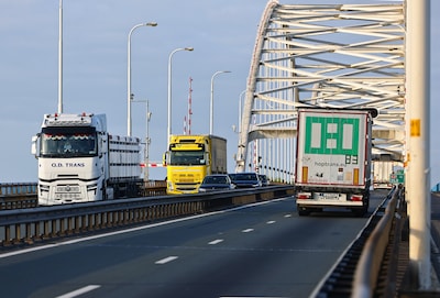 Transportbranche wil Rijk aansprakelijk stellen voor afsluiting brug A27, maar vrachtverkeer rijdt gewoon door