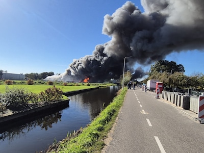 Zeer grote brand in loods Aalsmeer na drie uur onder controle, sloopkraan moet pand slopen