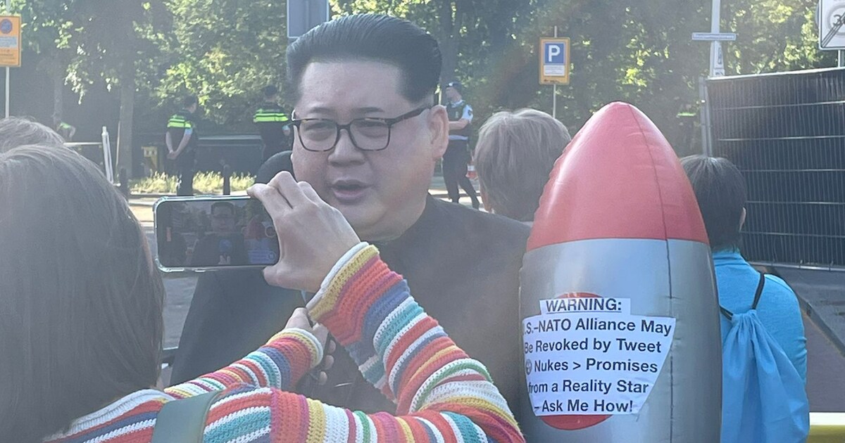 ‘Kim Jong-Un’ duikt op bij Navo-top, met opblaasbare raket onder zijn ...