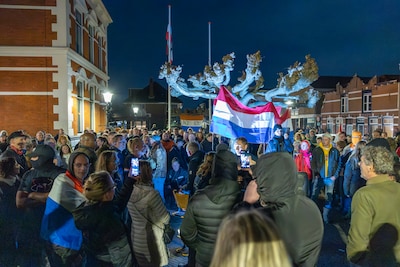 Raam gemeentehuis Uitgeest kapot door vuurwerk anti-azc-protest