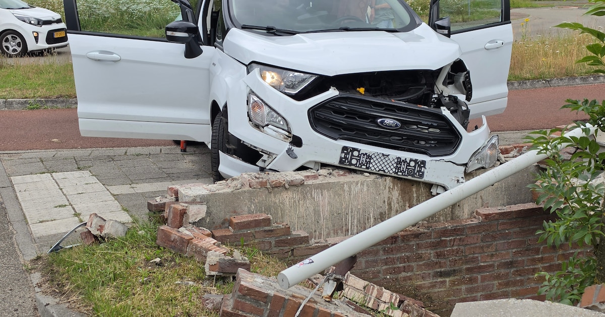 Automobilist gewond na botsing tegen brug op Rooseveltweg in Wageningen