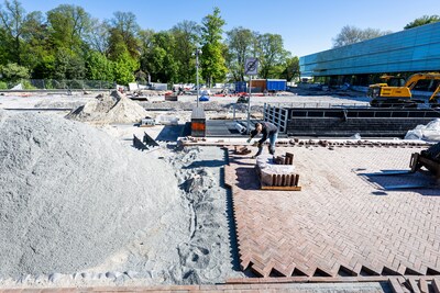 Vernieuwd Kelfkensbos krijgt vorm: werklui druk met nieuwe bestrating, markt bijna terug
