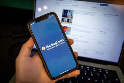 Gemeente stopt uitkering, omdat man dure auto’s aanbiedt via Marktplaats, hij stapt naar rechter (met succes)