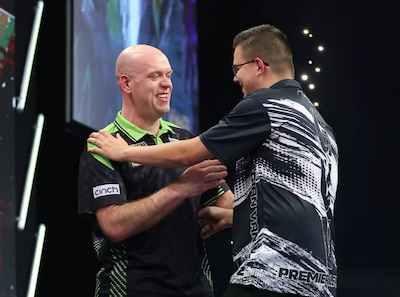 Michael van Gerwen herpakt zich na ‘rotweek’ en klopt Premier League-debutant Gian van Veen in Nederlandse finale
